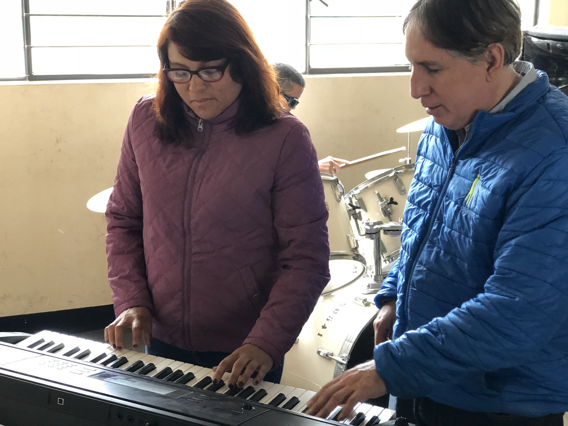 Participantes de CERCIL trabajando juntos en actividades de rehabilitación